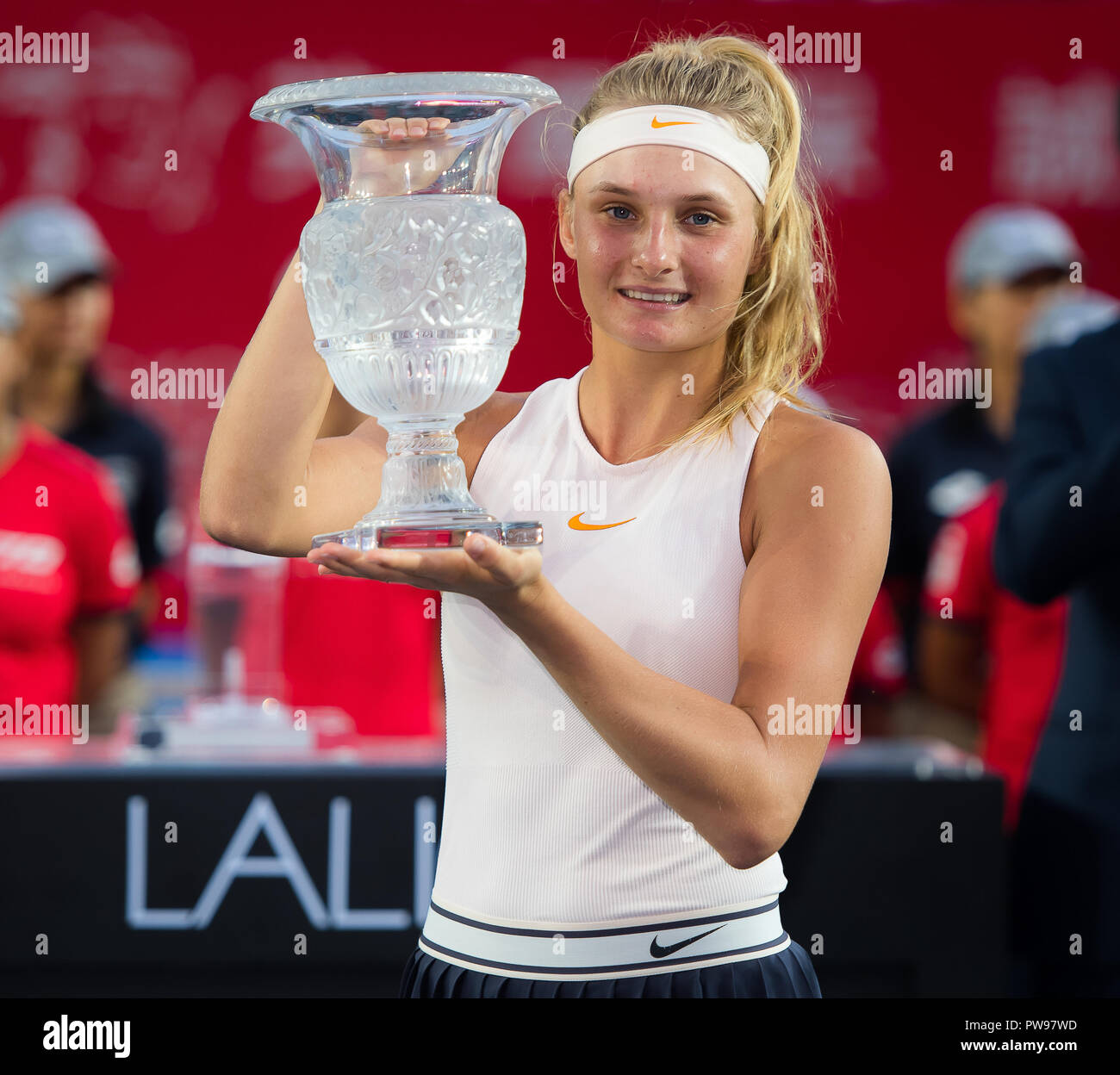 Hong Kong, CHINA. 14th Oct, 2018. Dayana Yastremska of the Ukraine poses  with her champions trophy after winning the 2018 Prudential Hong Kong Tennis  Open WTA International tennis tournament Credit: AFP7/ZUMA Wire/Alamy
