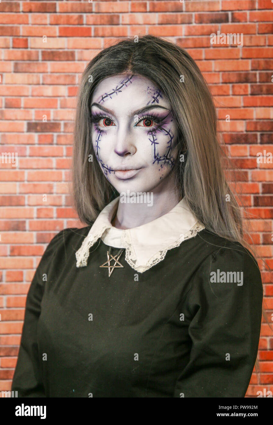 Artist body painting live model hi-res stock photography and images - Alamy