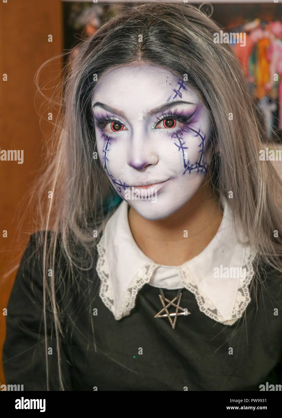 Artist body painting live model hi-res stock photography and images - Alamy
