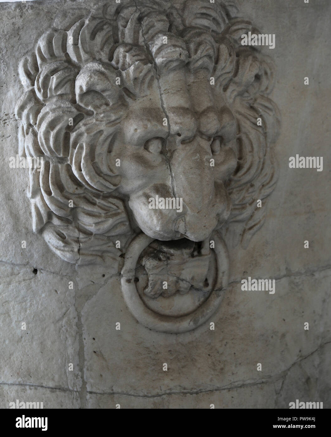 Italy. Pisa. Camposanto. Roman sarcophagus. Relief of head of lion. Stock Photo