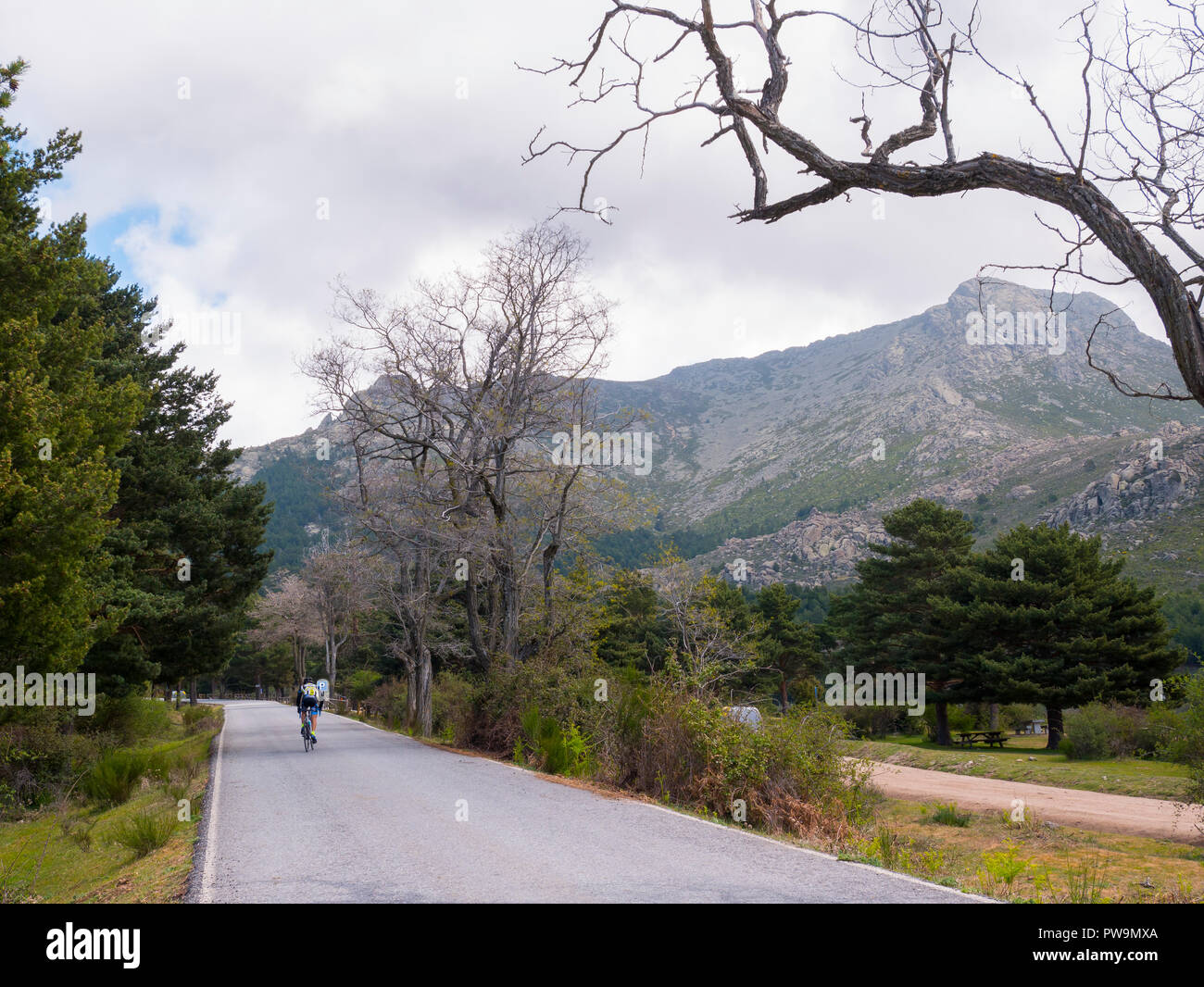 Ciclista y pico de La Maliciosa. Valle de la Barranca en la Sierra de Guadarrama y dentro del 'Parque regional de la cuenca alta del Manzanares' (rese Stock Photo