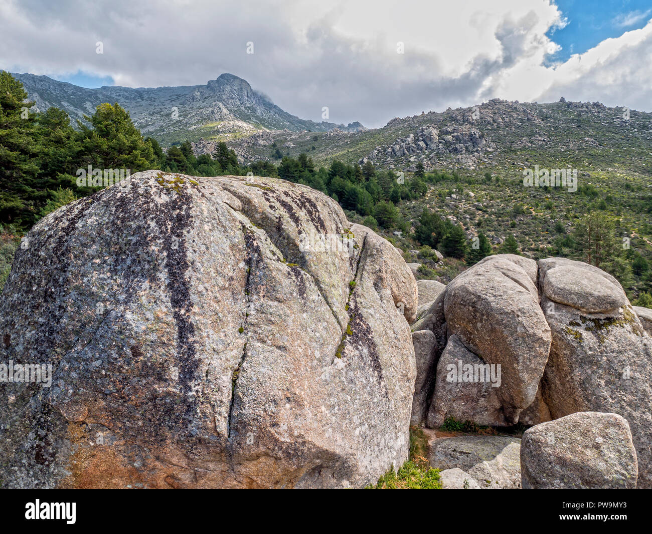 Formaciones graníticas. Valle de la Barranca en la Sierra de Guadarrama y dentro del 'Parque regional de la cuenca alta del Manzanares' (reserva de la Stock Photo
