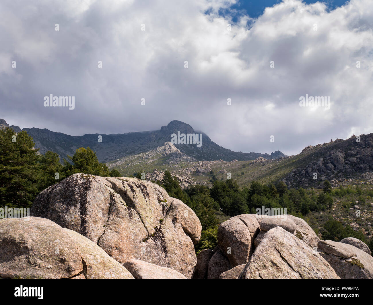 Formaciones graníticas. Valle de la Barranca en la Sierra de Guadarrama y dentro del "Parque regional de la cuenca alta del Manzanares" (reserva de la Stock Photo
