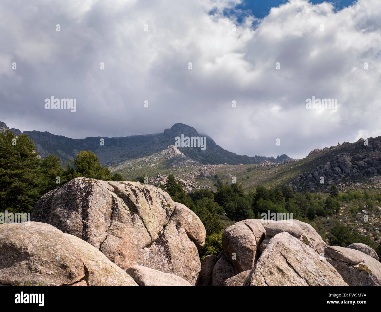 Formaciones graníticas. Valle de la Barranca en la Sierra de Guadarrama y dentro del 'Parque regional de la cuenca alta del Manzanares' (reserva de la Stock Photo