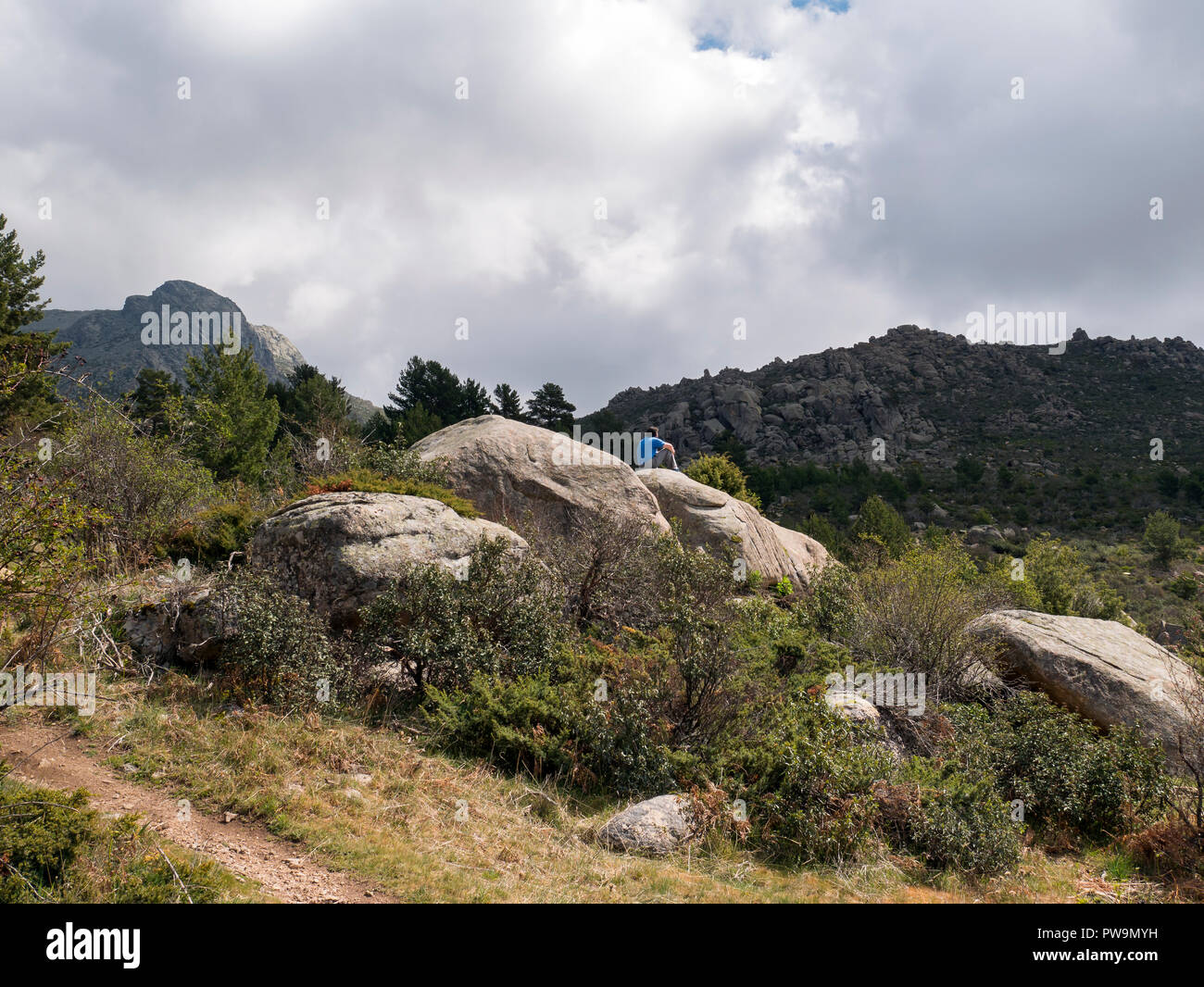 Sendero. Valle de la Barranca en la Sierra de Guadarrama y dentro del 'Parque regional de la cuenca alta del Manzanares' (reserva de la Biosfera por l Stock Photo