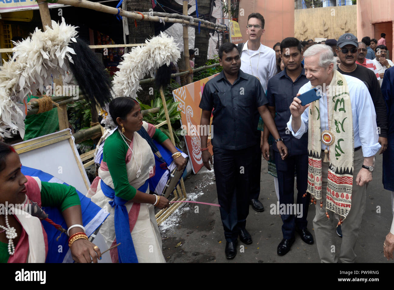 Kolkata, India. 13th Oct, 2018. U.S. Ambassador to India Kenneth I. Juster (right) visit to the pandel or temporary platform decorated with jute products to promote the Jute Industry at Tridhara Sammilani Durga Puja festival during his visit to Kolkata on the occasion of Durga Puja Festival. Credit: Saikat Paul/Pacific Press/Alamy Live News Stock Photo