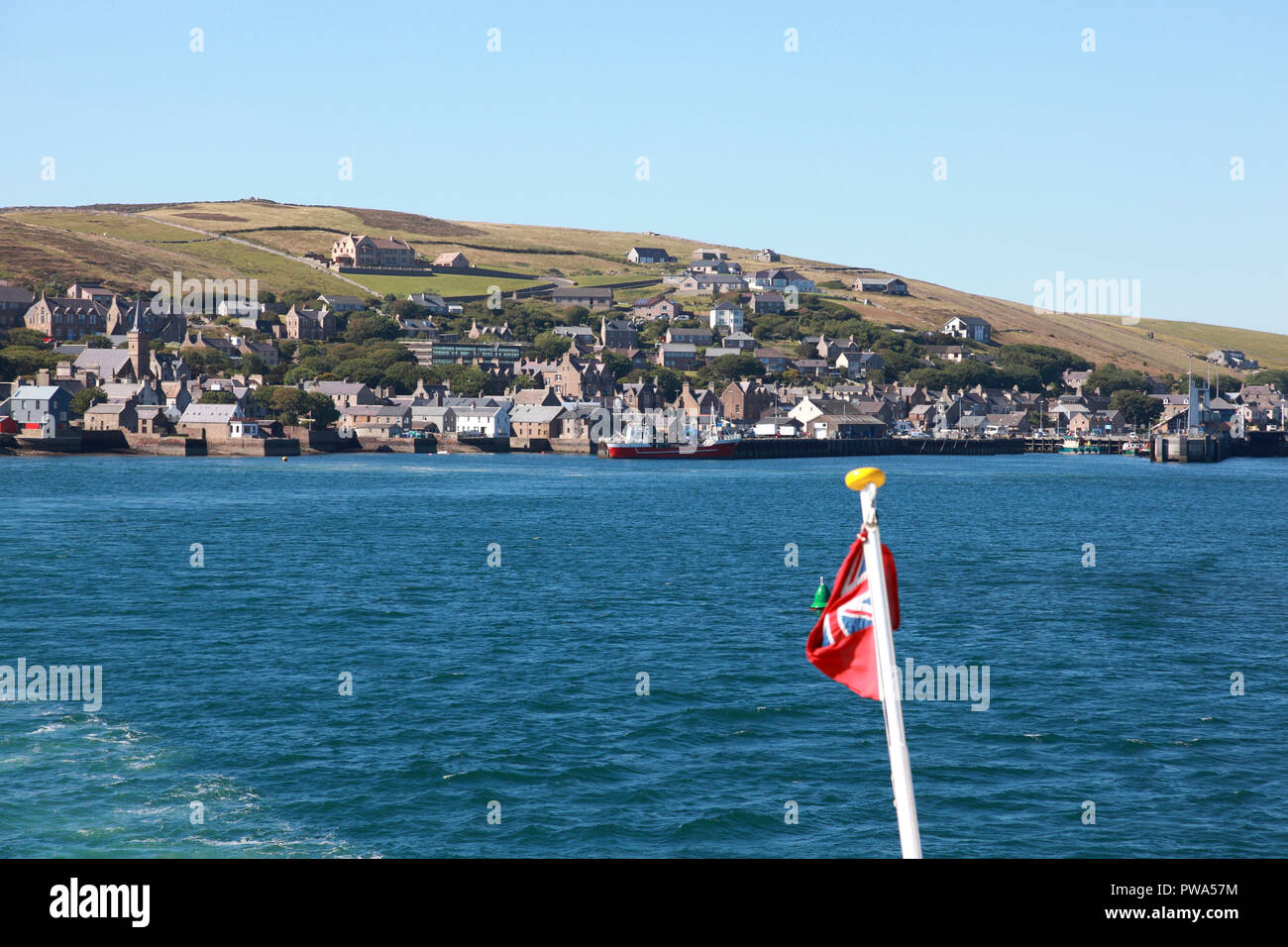 The NorthLink ferry Hamnavoe leaving Stromness on Orkney Stock Photo