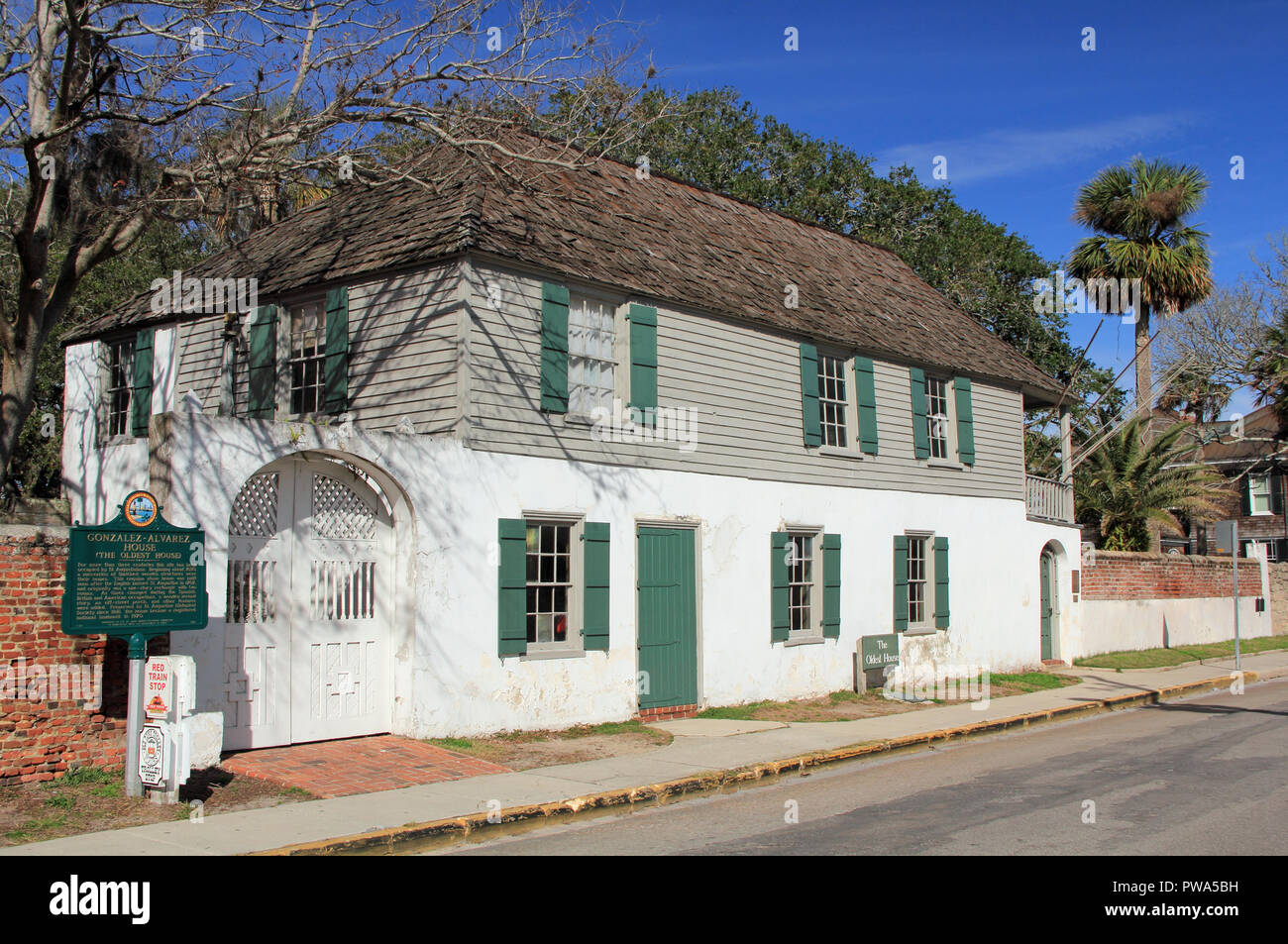 The Gonzalez-Alvarez House, pictured here, lays claim as the oldest residence located in the quaint colonial city of St. Augustine in northern Florida Stock Photo