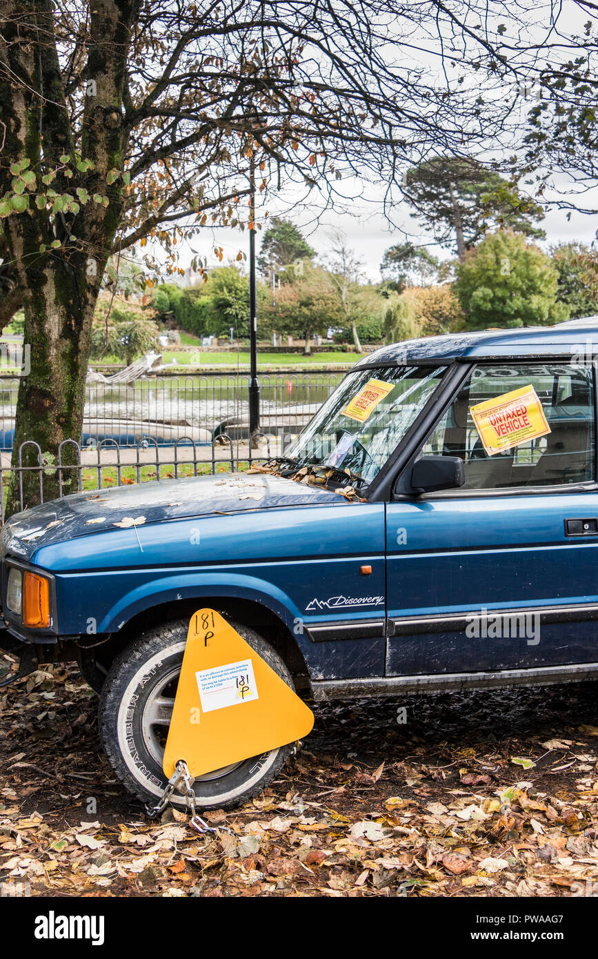 An untaxed Land Rover Discovery 4x4 vehicle clamped and ticketed. Stock Photo