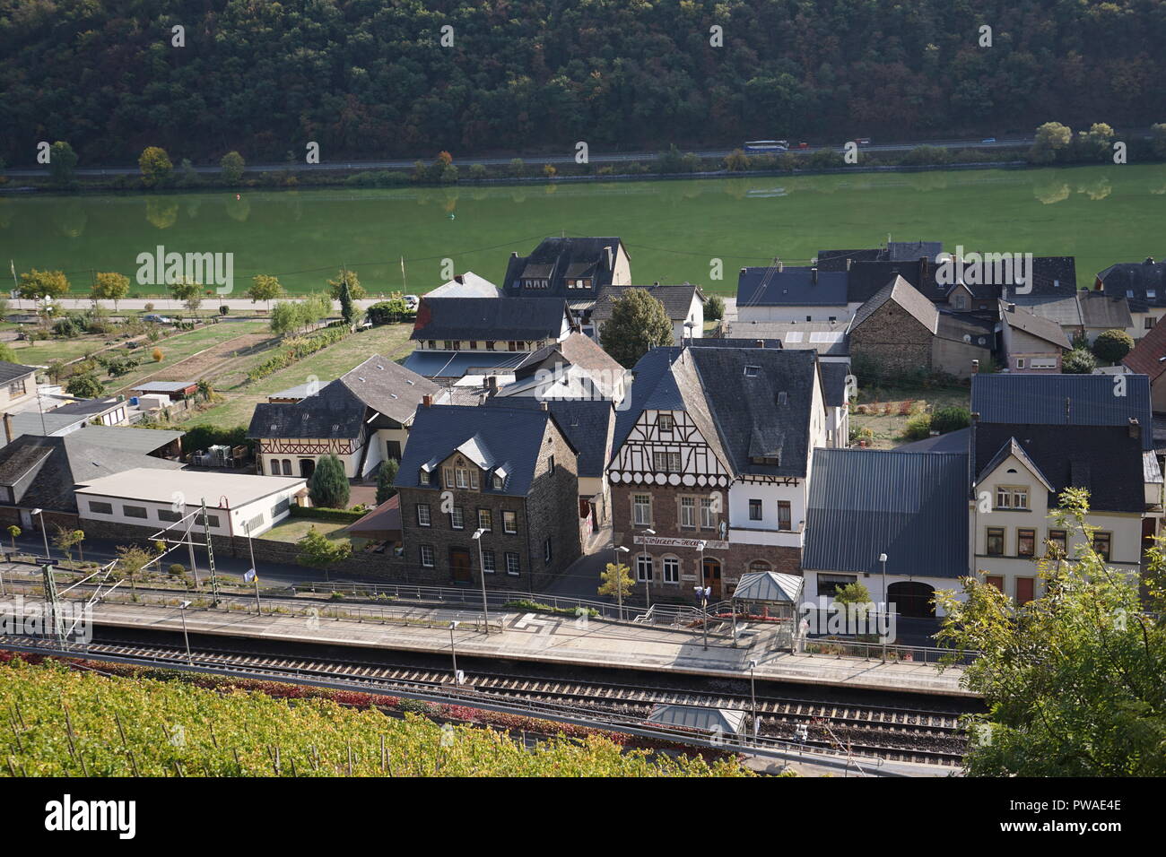 Blick auf Hatzenport, Moselsteig, Eisenbahnschienen, Moseltal, Rheinland Pfalz, Deutschland Stock Photo