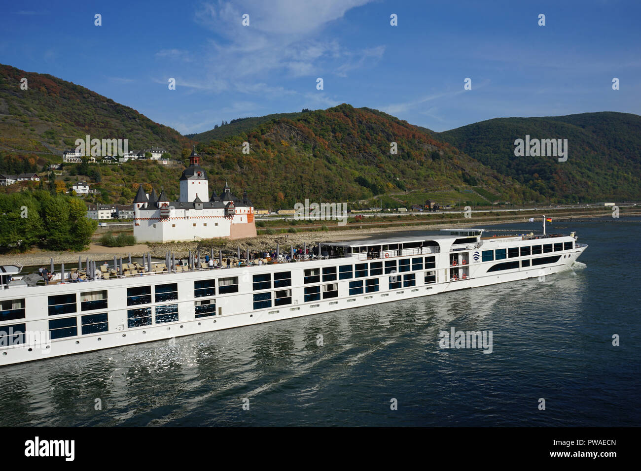 Kreuzfahrtschiff auf dem Rhein, Burg Pfalzgrafenstein, Inselburg und Zollburg bei Kaub, Welterbe Kulturlandschaft Oberes Mittelrheintal Stock Photo