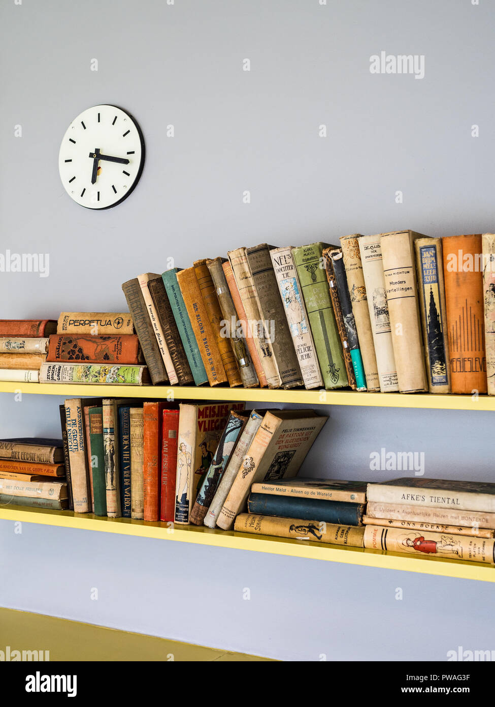 Sonneveld House Rotterdam - Bookshelves in a modernist villa in Rotterdam built 1932-33 for Albertus Sonneveld. Architects Brinkman & Van der Vlugt Stock Photo