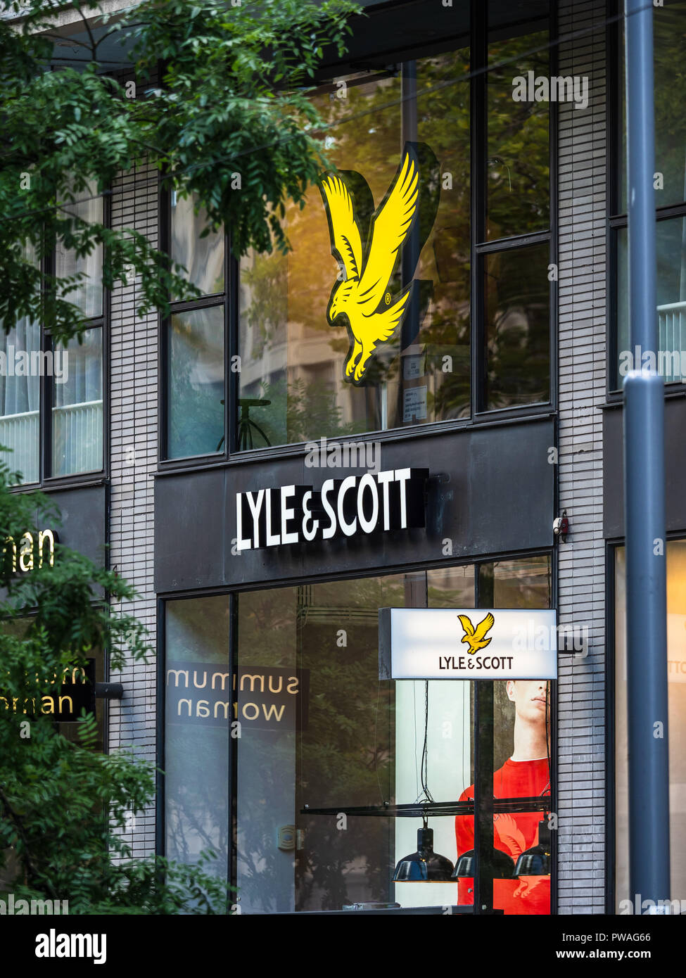 Behoort Mooi Streven Lyle & Scott Shop - Lyle and Scott Store - fashion brand store in Rotterdam  NL Stock Photo - Alamy