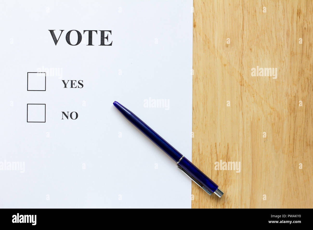 Decision paper with yes and no choice on wood background Stock Photo