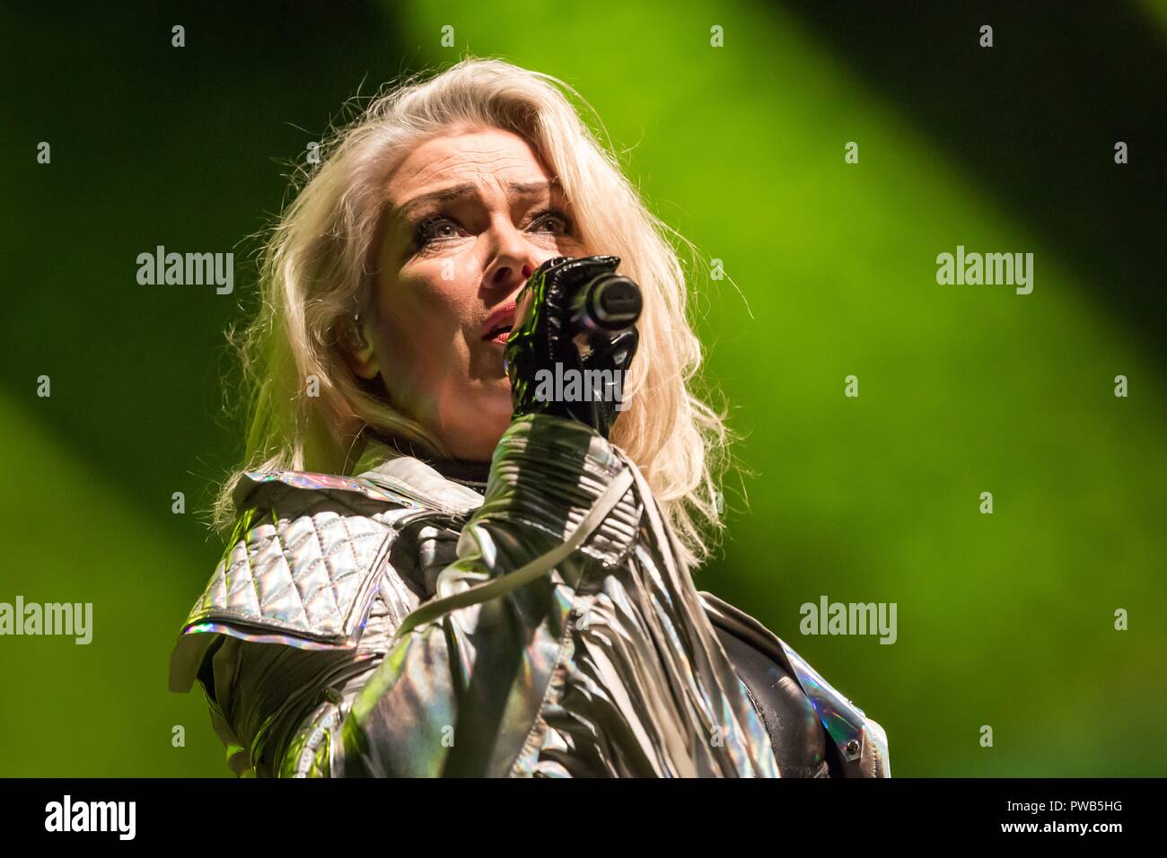 Berlin, Deutschland. 13th Oct, 2018. 13.10.2018, The British singer Kim Wilde live on the Here Come The Aliens Tour 2018 in the Columbiahalle in Berlin. | 13.10.2018, British singer Kim Wilde performing live on Here The Aliens Tour 2018 at the Columbiahall in Berlin, Germany. | usage worldwide Credit: dpa/Alamy Live News Stock Photo