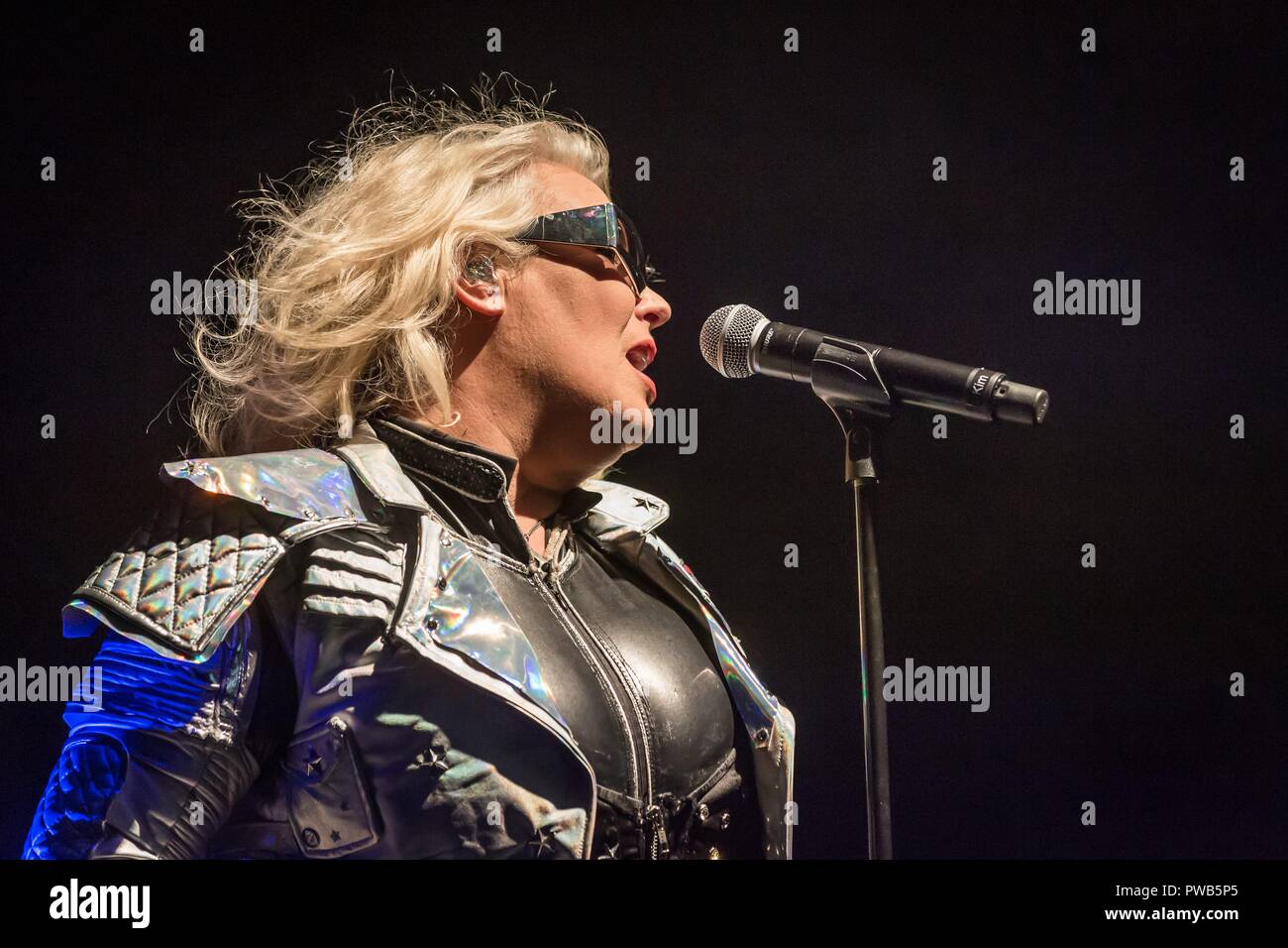 Berlin, Deutschland. 13th Oct, 2018. 13.10.2018, The British singer Kim Wilde live with a futuristic sunglasses on the Here Come The Aliens Tour 2018 in the Columbiahalle in Berlin. | 13.10.2018, British singer Kim Wilde performing live with futuristic sunglasses on her The Aliens Tour 2018 at the Columbiahall in Berlin, Germany. | usage worldwide Credit: dpa/Alamy Live News Stock Photo
