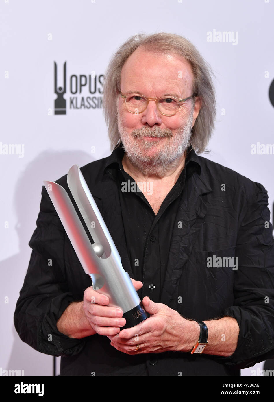 berlin-germany-14-october-2018-the-musician-benny-andersson-member-of-the-former-abba-group-with-his-prize-in-the-category-classics-without-frontiers-after-the-presentation-of-the-opus-klassik-music-prize-in-the-konzerthaus-am-gendarmenmarkt-the-new-prize-for-classical-music-and-successor-prize-to-the-echo-klassik-is-broadcast-by-zdf-photo-jens-kalaenedpa-zentralbilddpa-credit-dpa-picture-alliancealamy-live-news-PWB6AB.jpg