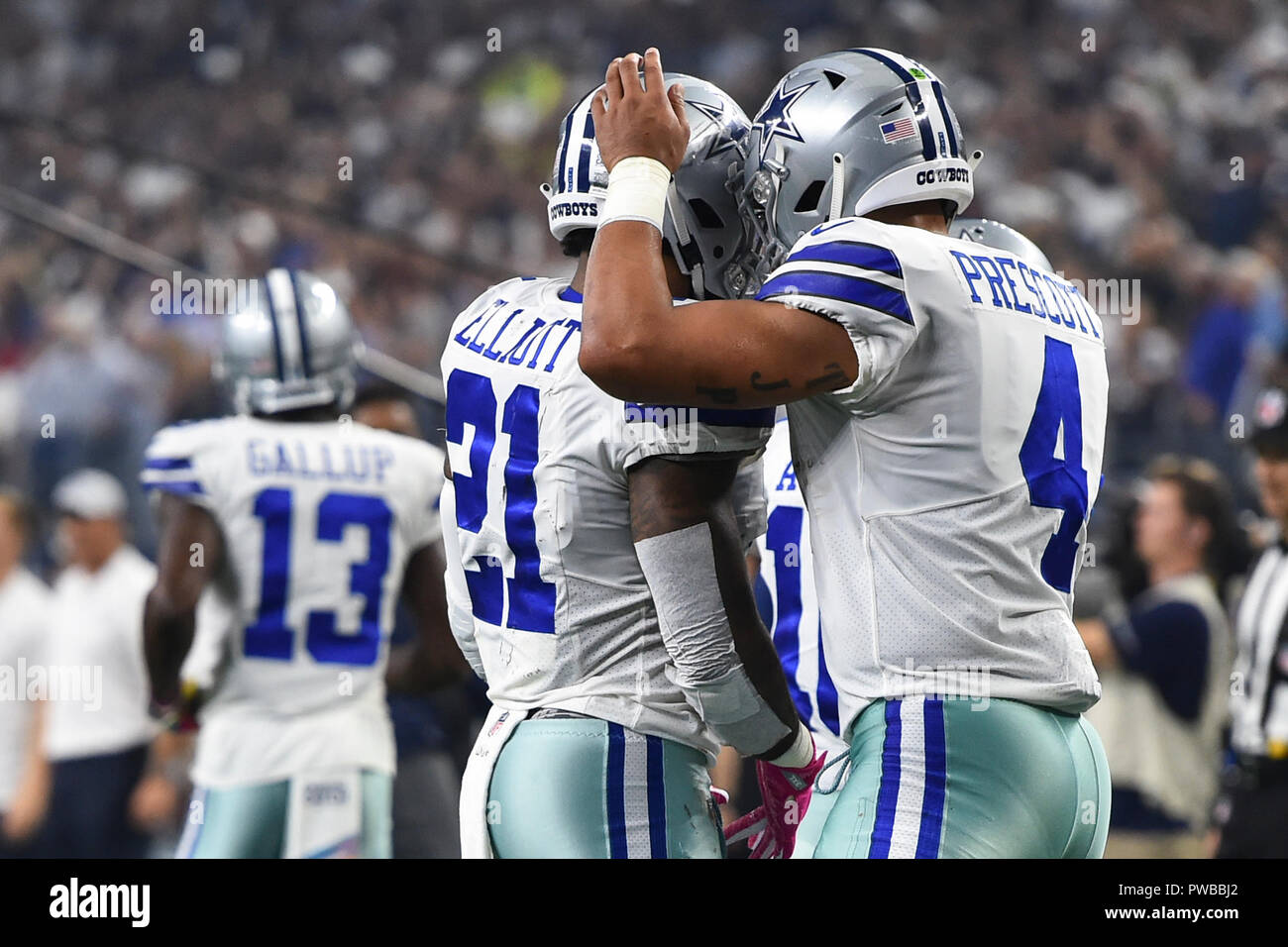 Houston, TX, USA. 7th Oct, 2018. Dallas Cowboys running back Ezekiel  Elliott (21) stiff arms Houston Texans defensive back Shareece Wright (43)  during the first quarter in the NFL football game between