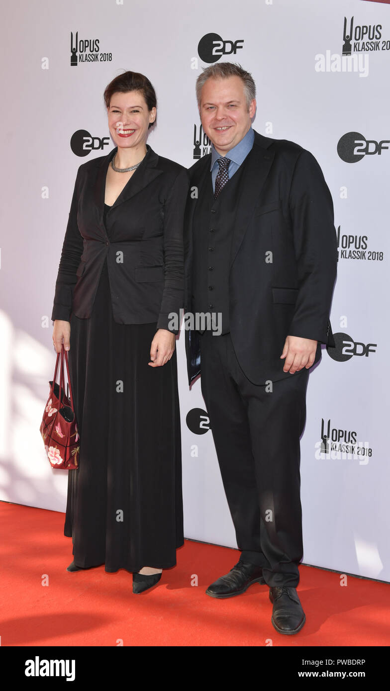 Berlin, Germany. 14th Oct, 2018. Hinrich Alpers and his wife come to the  Konzerthaus am Gendarmenmarkt to receive the "Opus Klassik" music prize.  The new prize for classical music and successor prize