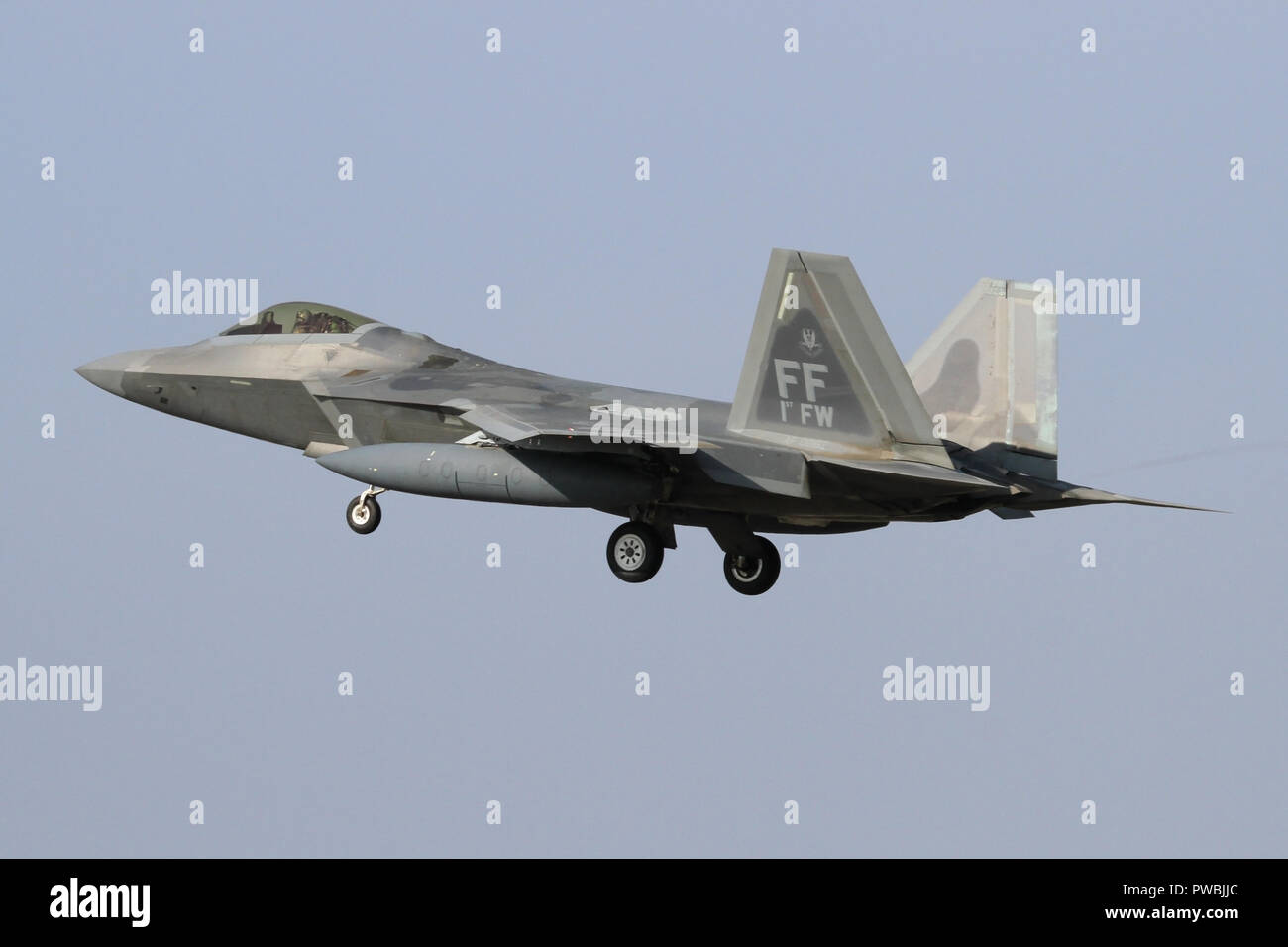1st Fighter Wing F-22A Raptor arriving at RAF Lakenheath in Suffolk for a exercise with the 48th FW. Stock Photo