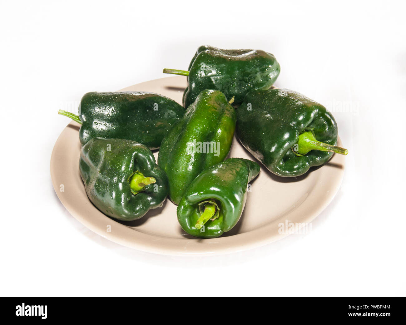 Procedure to peel CHILES PASILLA, in order to prepare chiles rellenos or rajas (a mexican food dish) Stock Photo
