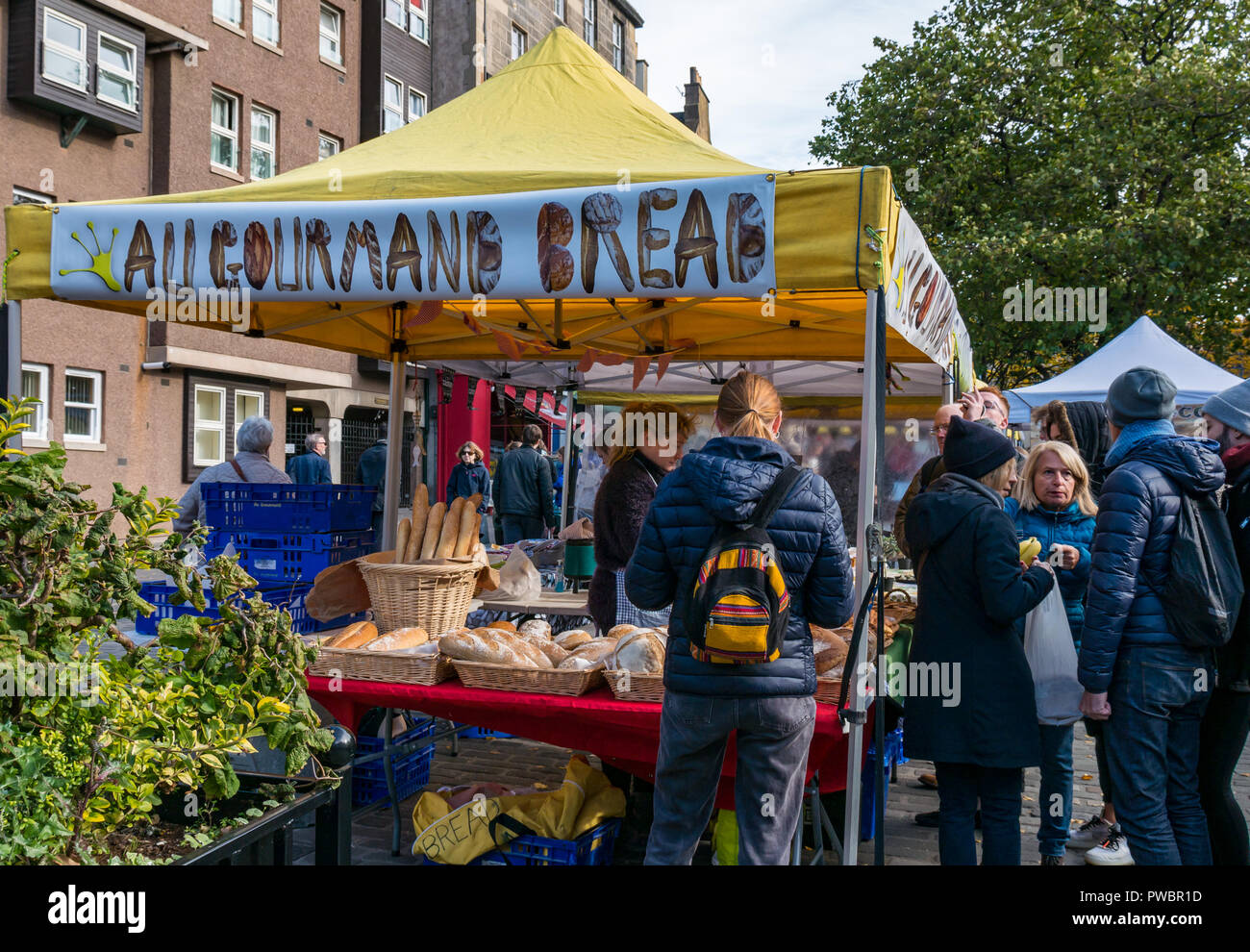 People buying bread from Au Gourmand bread market stall, Grassmarket, Edinburgh, Scotland, UK Stock Photo