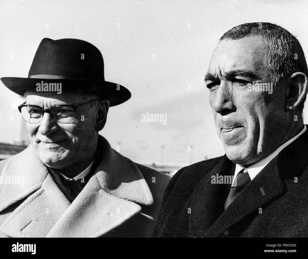 Laurence Olivier Anthony Quinn The Shoes Of The Fisherman 1968 Stock Photo Alamy