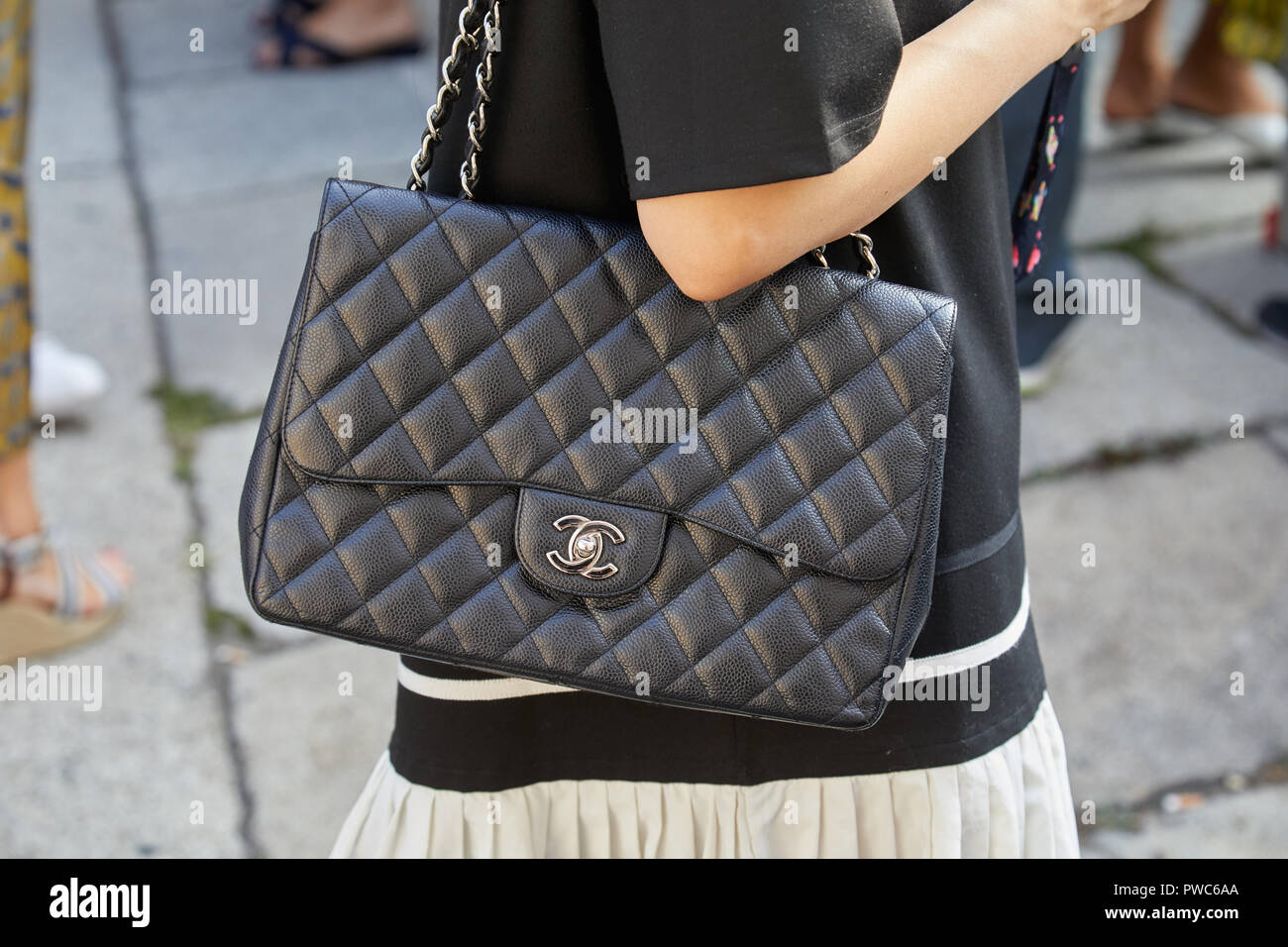 Introducir 44+ imagen biggest chanel bag Abzlocal.mx