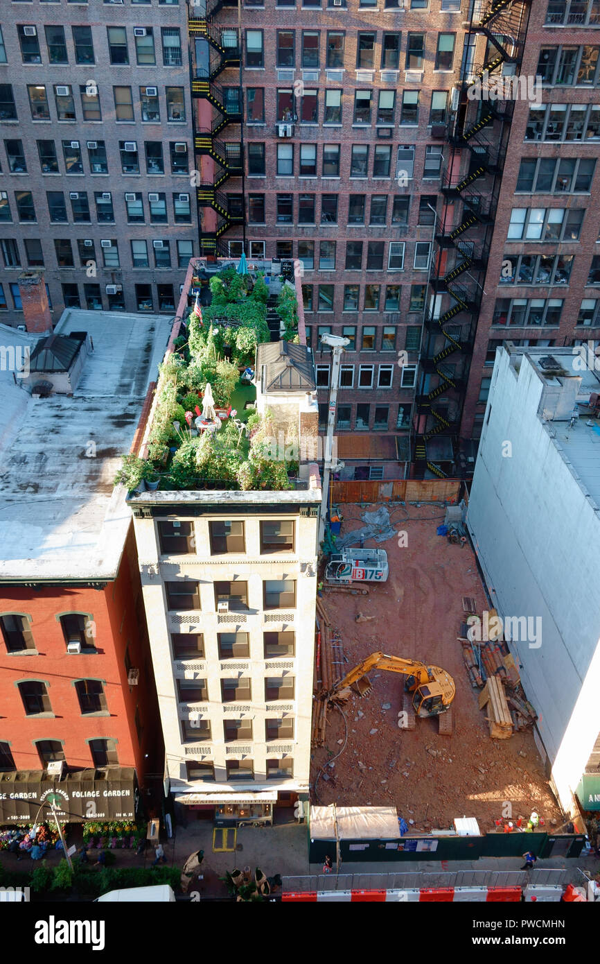 Roof garden in New York next to construction site Stock Photo