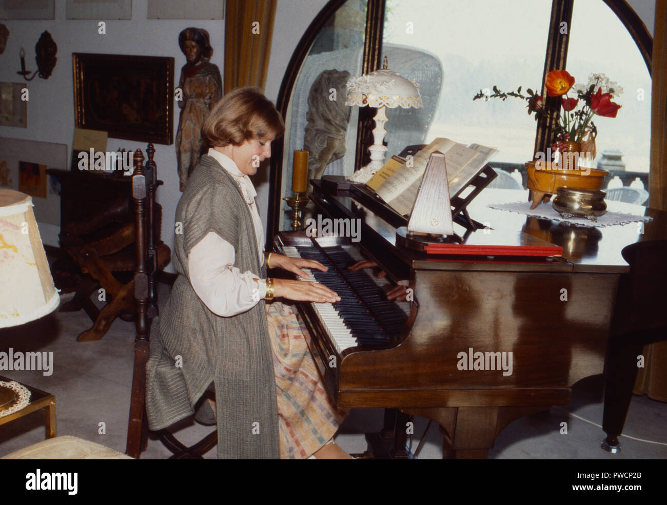 Die Schauspielerin Maria Schell am Flügel, ca. 1979. Actress Maria ...