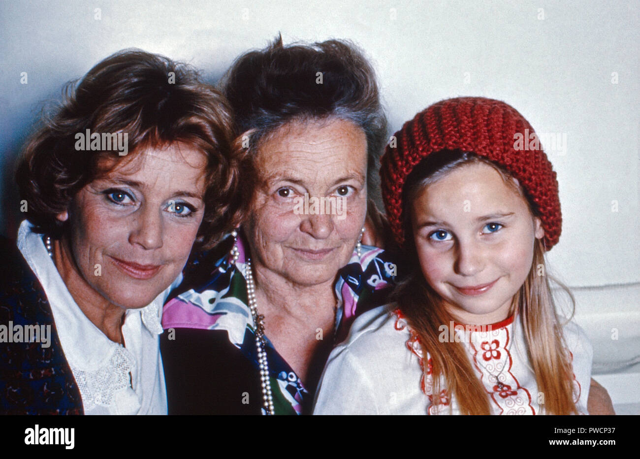 Die Schauspielerin Maria Schell mit ihrer Mutter Margarethe und Tochter  Marie Theres Relin, Schweiz 1976. Actress Maria Schell with her mother  Margarethe and daughter Marie Theres Relin, Switzerland 1976 Stock Photo -  Alamy