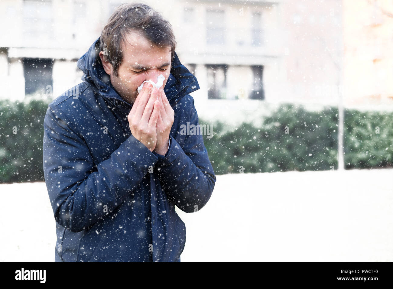 простуда. может человек заболеть от холода. больной человек на улице. может человек заболеть от холода. зима грипп.