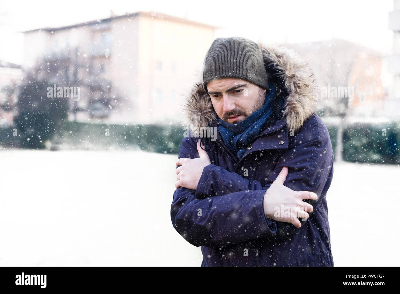 Холод со стороны мужчины картинки. It 1) is be very cold today and it. Very cold and snowing. Человек боится холода. Very cold and snowing.