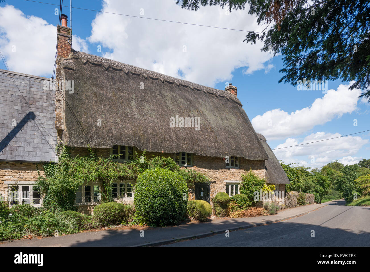 A thatched cottage in Duns Tew, Oxfordshire, England, United Kingdom, Europe Stock Photo
