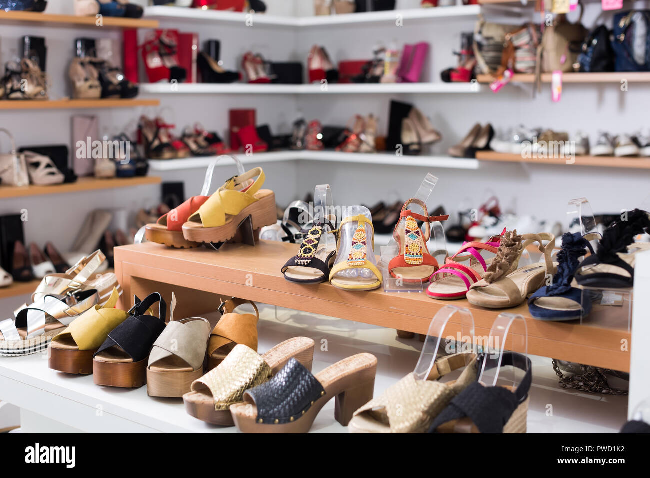 Girar promesa Injusticia Image of showcase with summer shoes in the store Stock Photo - Alamy