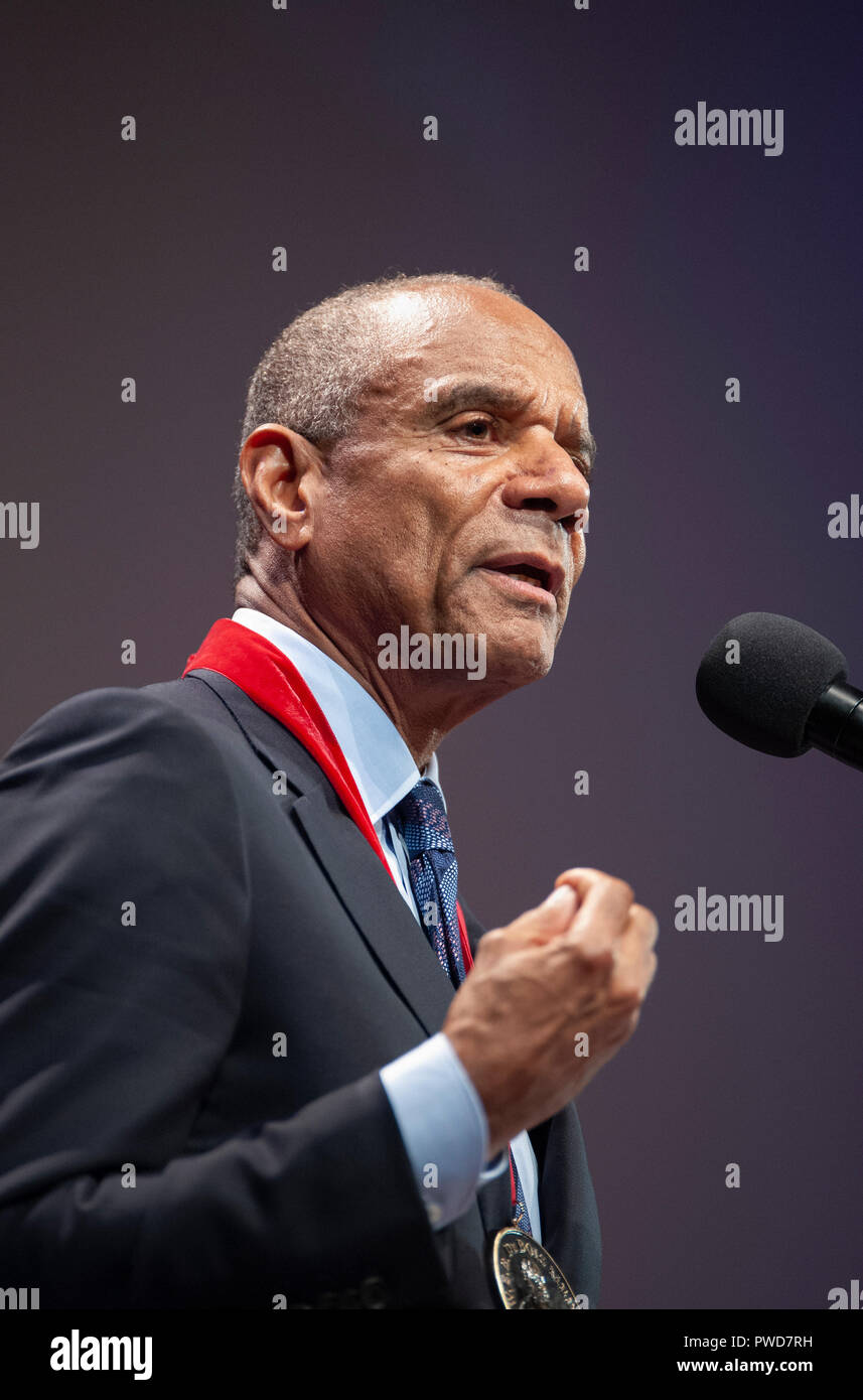 10/11/2018: Hutchins Center, Harvard University, Cambridge, MA. Kenneth I. Chenault, venture capitalist and former chief executive officer of American Express, speaking after receiving a W.E.B Du Bois medal.  Chenault was one of eight African Americans to receive the medal for their contribution to African and African American history and culture at Harvard University in Cambridge, Massachusetts, USA.  Other 2018 recipiants were David Chappelle, Shirley Ann Jackson, Pamela Joyner, Colin Kaepernick, Florence Ladd, Bryan Stevenson and Kehinde Wiley. Stock Photo