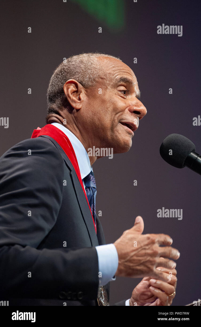 10/11/2018: Hutchins Center, Harvard University, Cambridge, MA. Kenneth I. Chenault, venture capitalist and former chief executive officer of American Express, speaking after receiving a W.E.B Du Bois medal.  Chenault was one of eight African Americans to receive the medal for their contribution to African and African American history and culture at Harvard University in Cambridge, Massachusetts, USA.  Other 2018 recipiants were David Chappelle, Shirley Ann Jackson, Pamela Joyner, Colin Kaepernick, Florence Ladd, Bryan Stevenson and Kehinde Wiley. Stock Photo