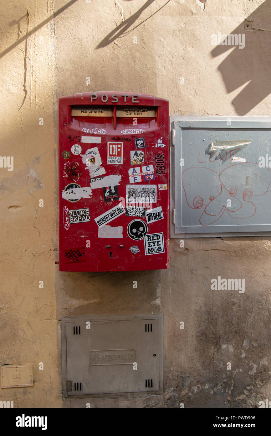 Messy mailbox hi-res stock photography and images - Alamy