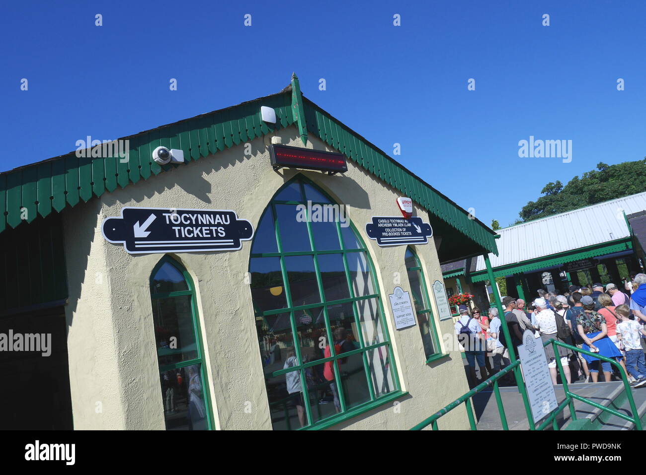 Ticket office and passengers queueing for a train at Llanberis station ...