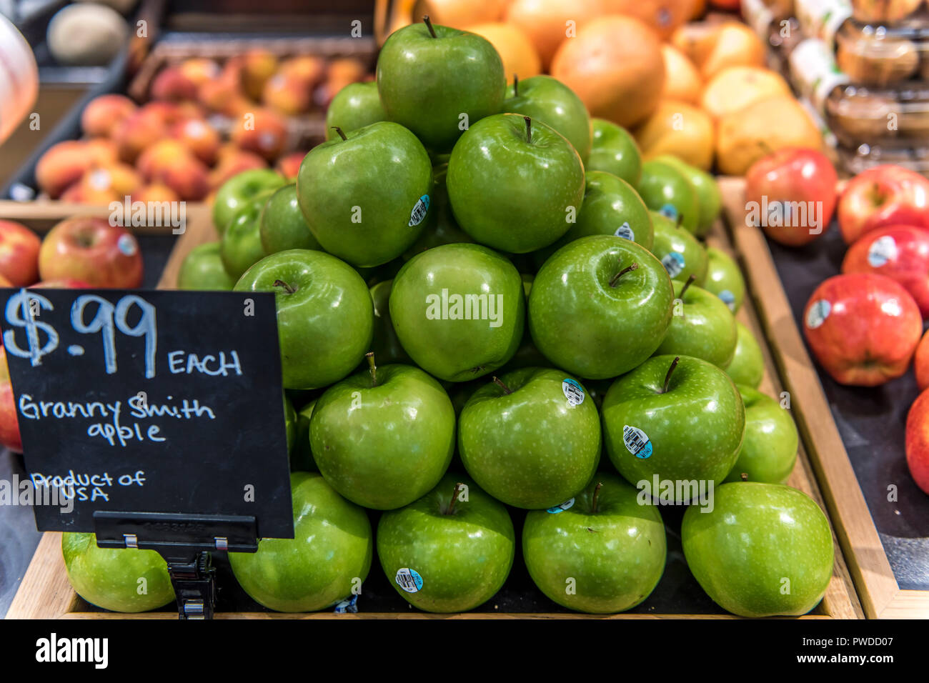 Stack of apples for sale in a grocery store Stock Photo Alamy