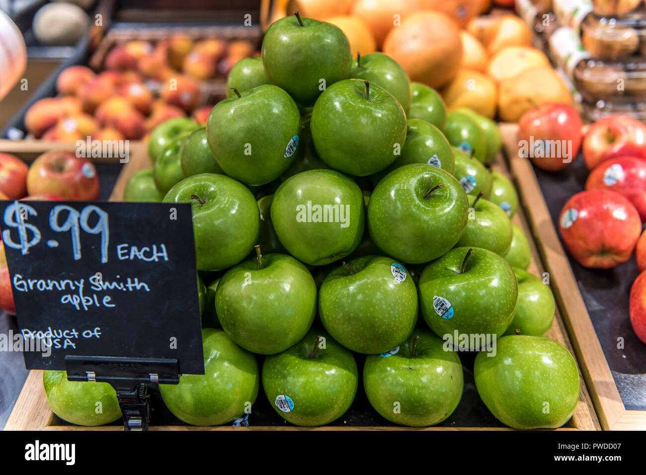 https://c8.alamy.com/comp/PWDD07/stack-of-apples-for-sale-in-a-grocery-store-PWDD07.jpg