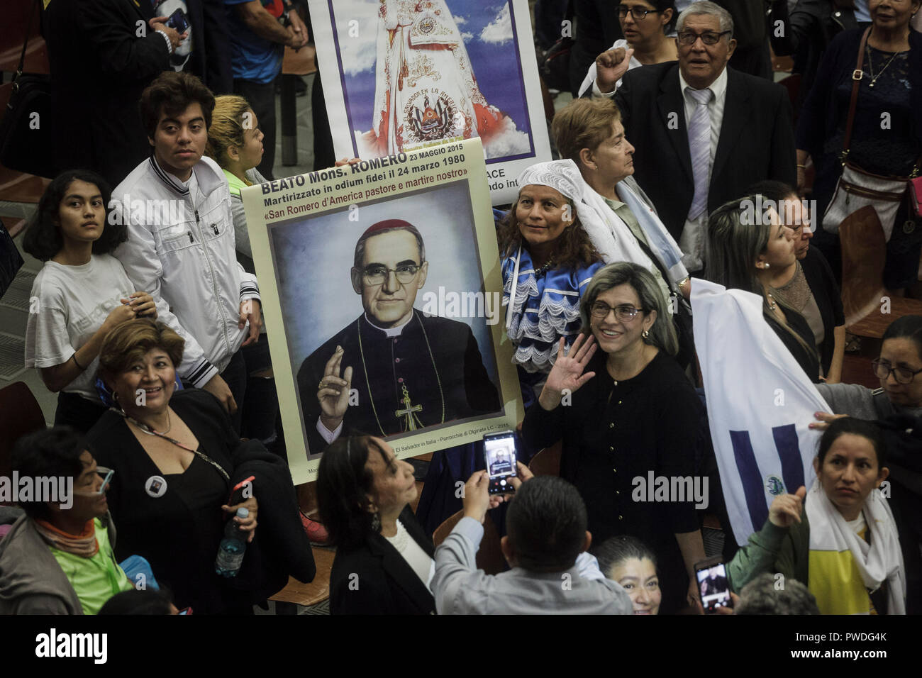 Vatican City, Vatican. 15th Oct, 2018. Pilgrims from El Salvador hold a poster of Salvadoran Archbishop Oscar Romero during an audience with Pope Francis for people from El Salvador in Paul VI Hall in Vatican City, Vatican on October 15, 2018. Pope Francis on Sunday canonized the martyred Salvadoran Archbishop Oscar Romero, one of the most important and contested figure of the 20th-century Catholic Church. Credit: Giuseppe Ciccia/Pacific Press/Alamy Live News Stock Photo