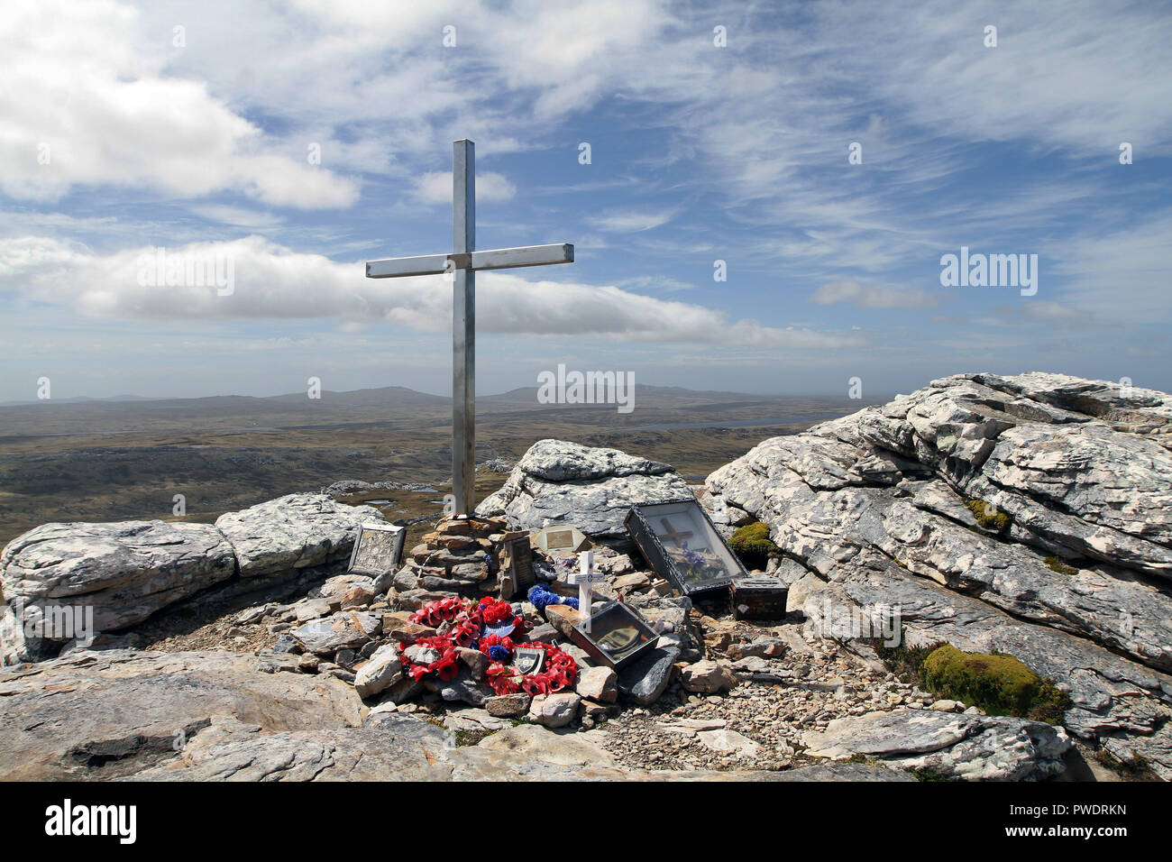 memorial cross and memorabilia on top of Mount Tumbledown, Battle for the Falklands 1982 Stock Photo