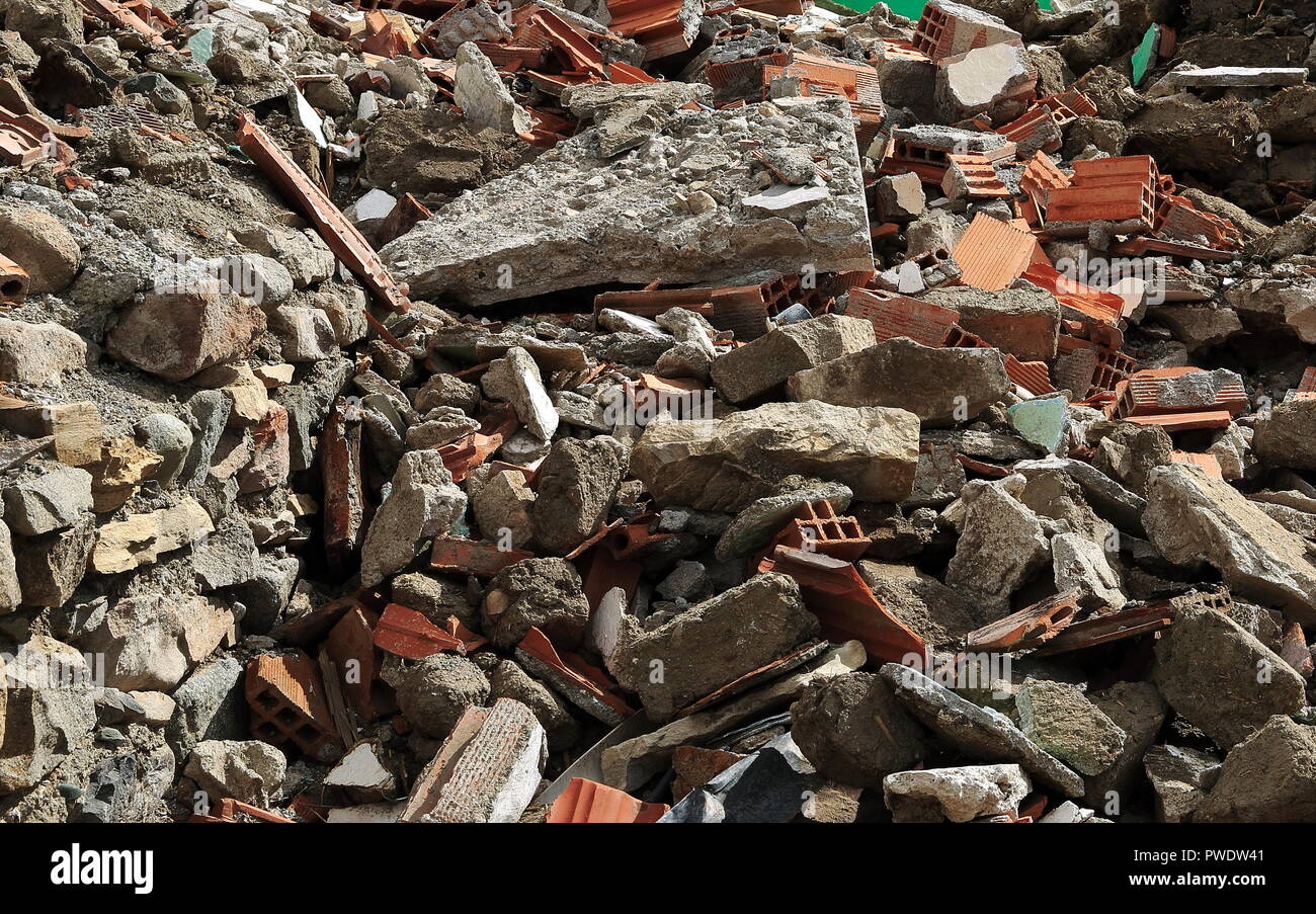 Building destroyed in earthquake hi-res stock photography and images ...