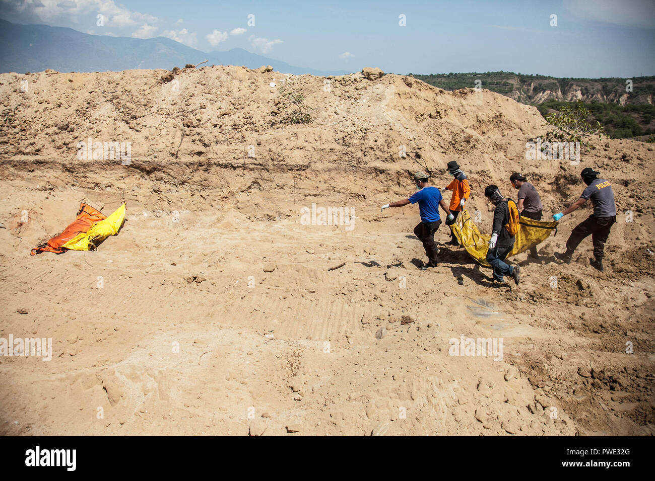 Corpse Disaster Disaster emergency services body hi-res stock photography and images ...