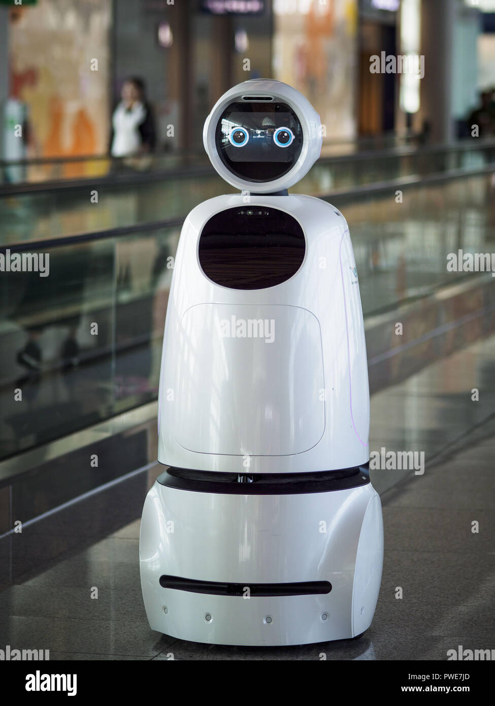 Incheon, Gyeonggi, South Korea. 15th Oct, 2018. A robot, designed and built  by South Korean electronics conglomerate LG, helps travelers navigate  Incheon International Airport near Seoul. The robots understand and speak  four