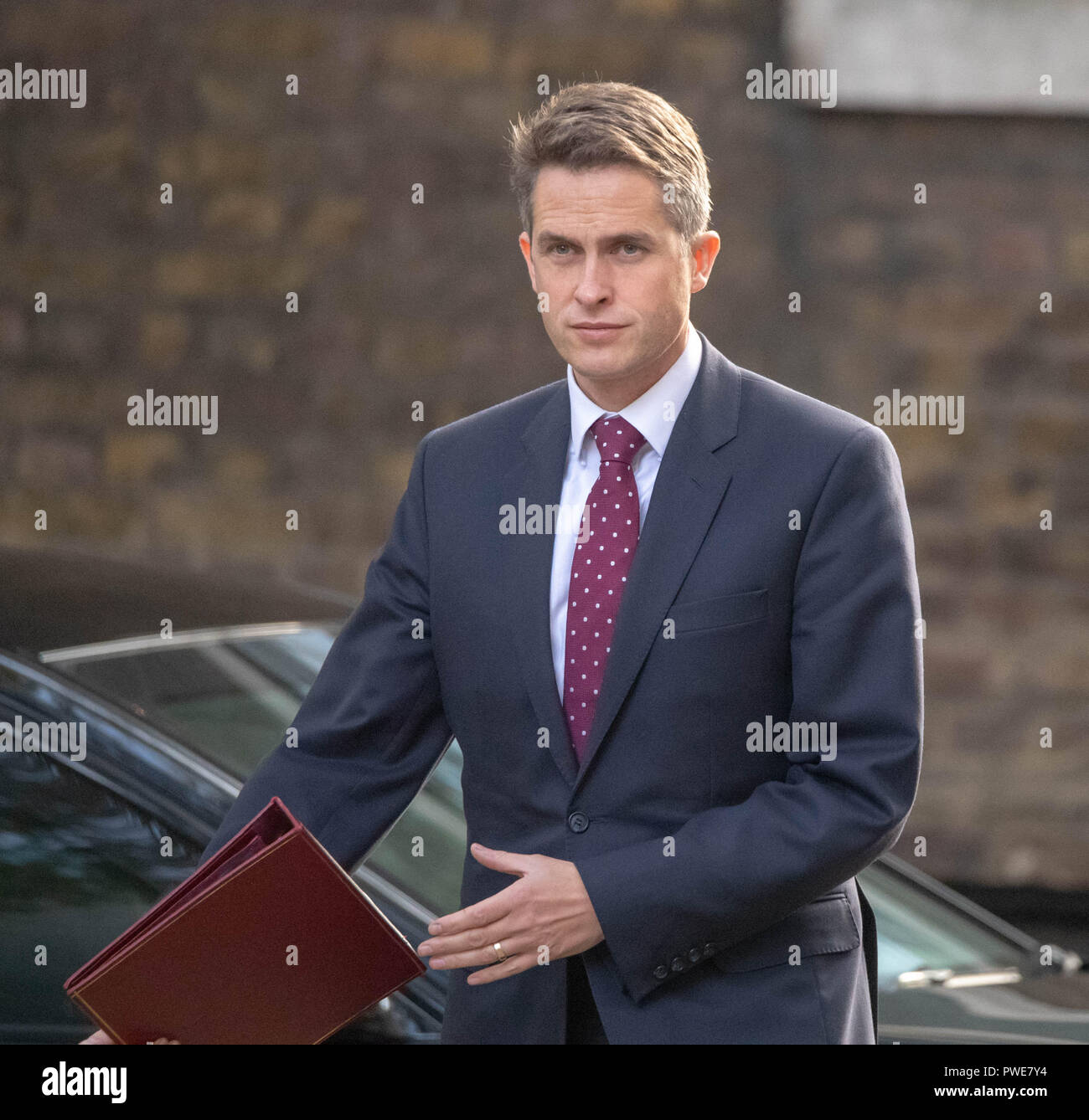 London 16th October 2018, Gavin Williamson CBE MP PC, Defence Secretary, , arrives for a crucial Brexit Cabinet meeting at 10 Downing Street, London Credit Ian Davidson/Alamy Live News Stock Photo