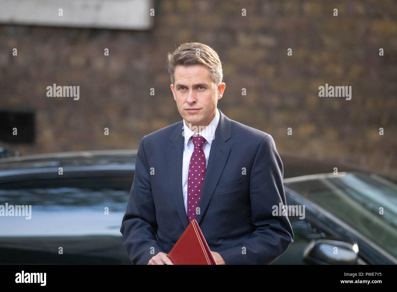 London 16th October 2018, Gavin Williamson CBE MP PC, Defence Secretary, , arrives for a crucial Brexit Cabinet meeting at 10 Downing Street, London Credit Ian Davidson/Alamy Live News Stock Photo