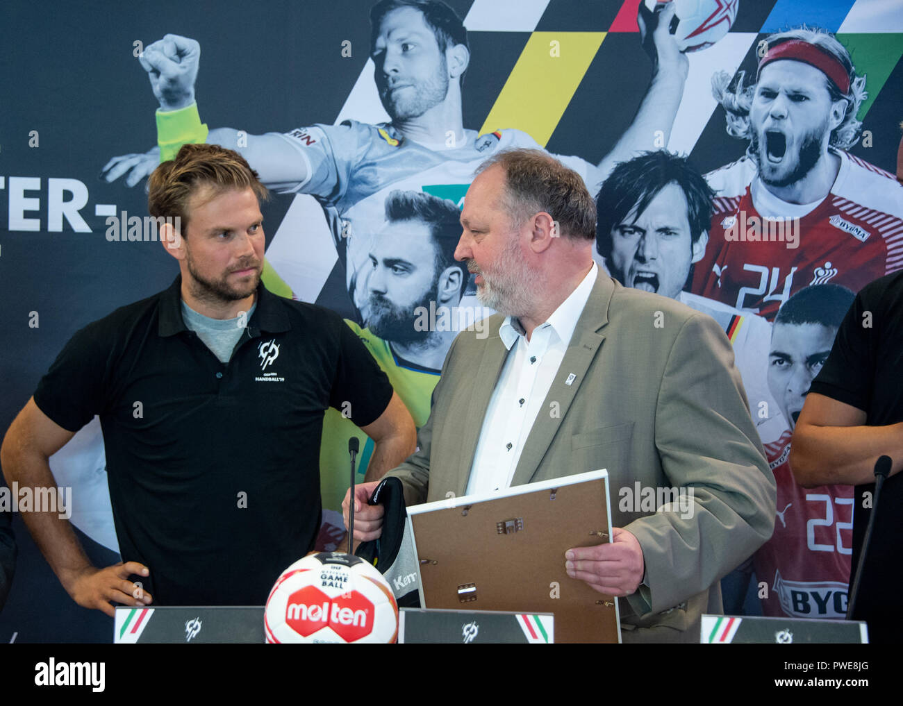 16 October 2018, Hamburg: Andreas Michelmann (r), DHB President, presents Moritz Fürste, Hockey World Champion and new World Championship Ambassador, with a certificate of appointment in the Barclaycard Arena. Photo: Axel Heimken/dpa Stock Photo