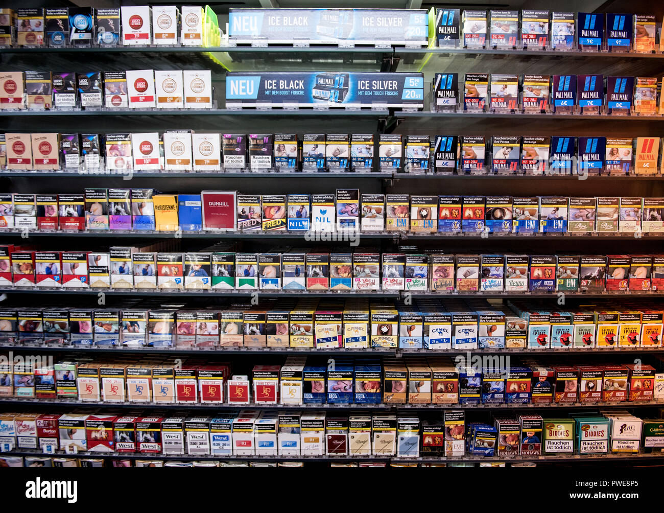 15 October 2018, Hamburg: Numerous cigarette packs are available in a kiosk on the shelf. In the third quarter, the production of tobacco products declined. According to the Federal Statistical Office, 19.78 billion cigarettes were taxed, about 3.6 percent less than in the same period last year. Photo: Daniel Bockwoldt/dpa Stock Photo